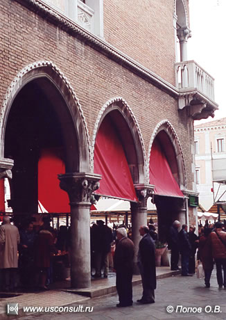 Мерчандайзинг рыбы и морепродуктов - Рыбный рынок в Венеции.